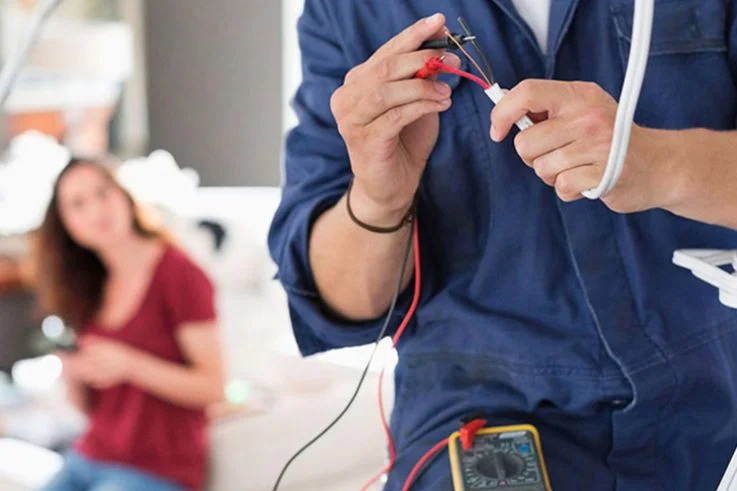 Licensed electrician in Metairie performing code-compliant electrical work.