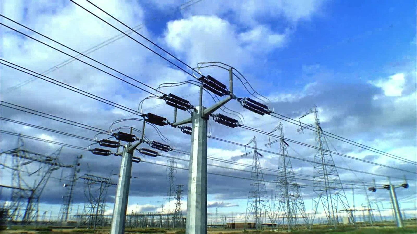 Illustration showing electricity flowing from a utility pole through a service mast and electrical panel to power outlets in a Metairie home.